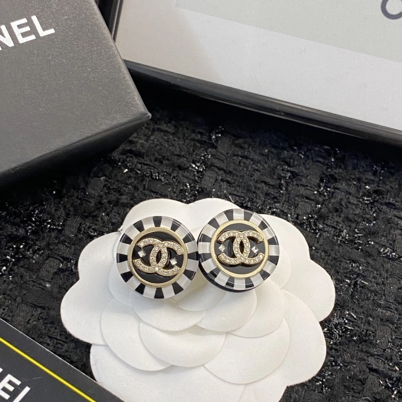 EyeCatching Chanel Earrings 219557