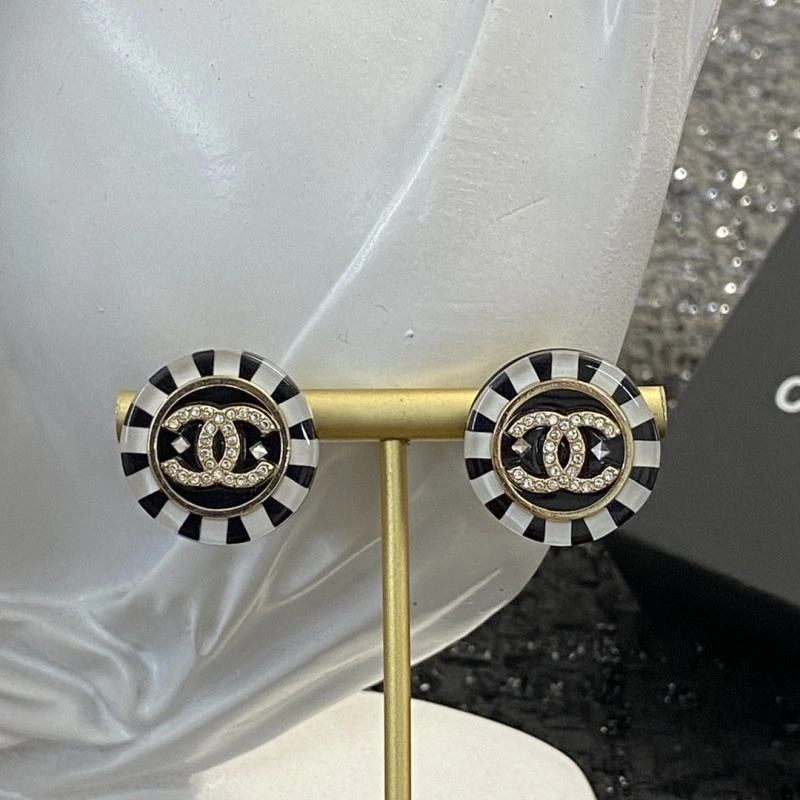 EyeCatching Chanel Earrings 219557