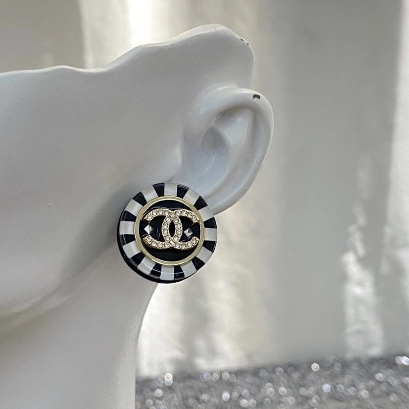 EyeCatching Chanel Earrings 219557