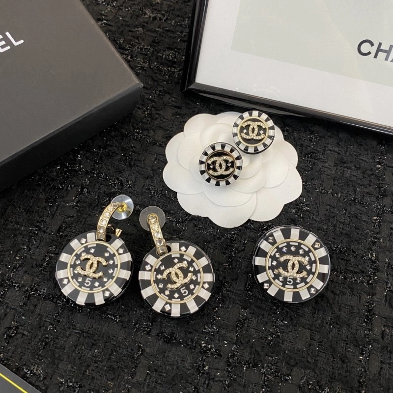 EyeCatching Chanel Earrings 219557