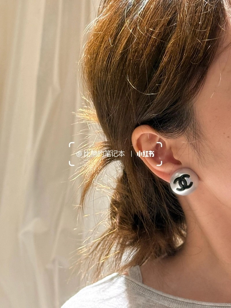 Sophisticated Chanel Earrings 219335