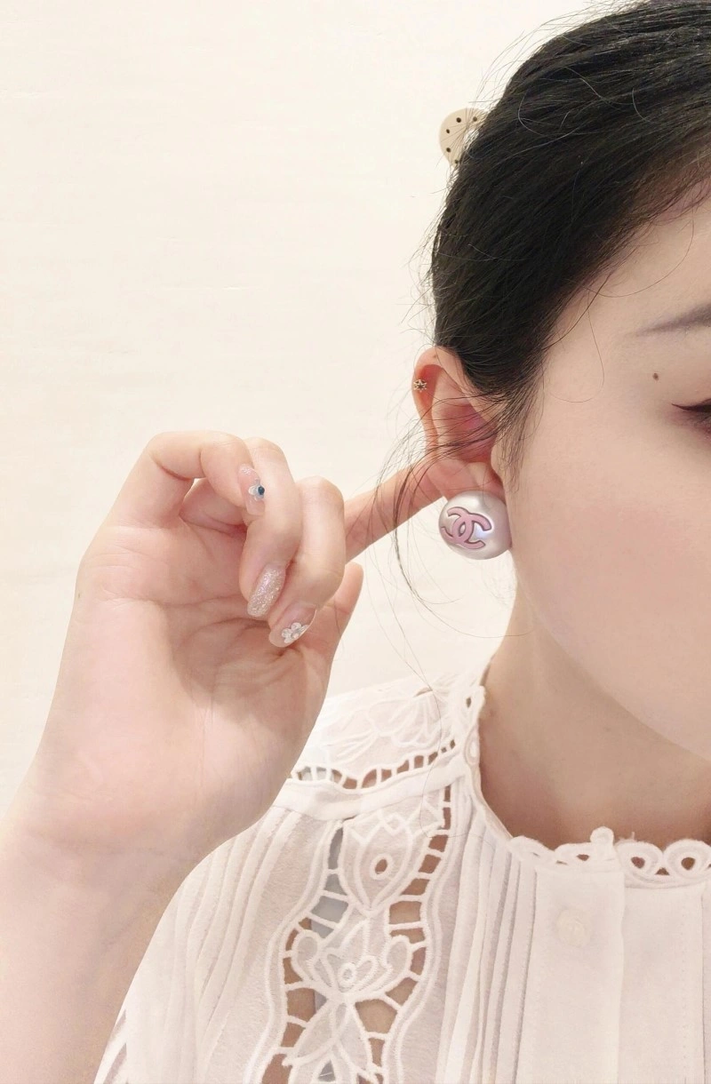 Sophisticated Chanel Earrings 219335