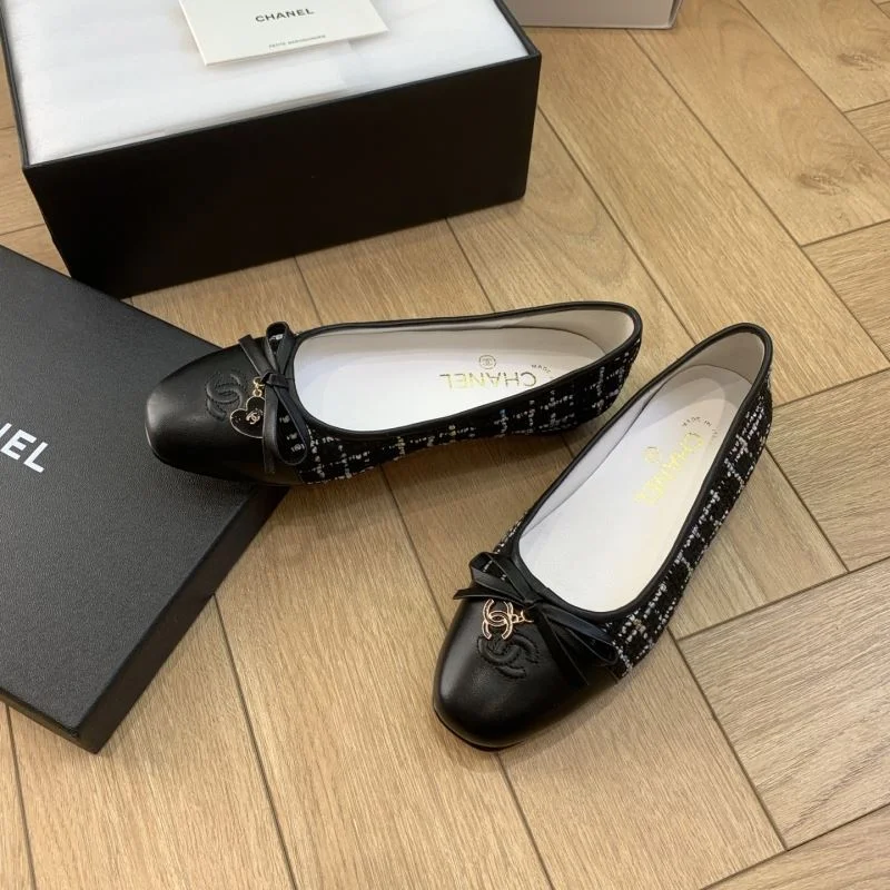 Bright Chanel Flat Shoes 19400