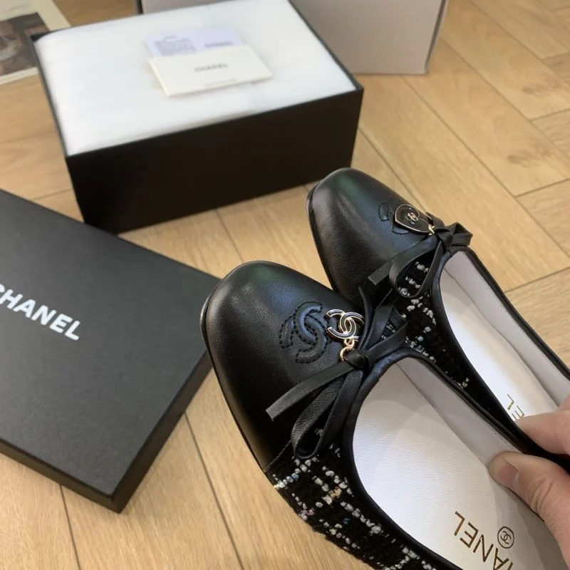 Bright Chanel Flat Shoes 19400