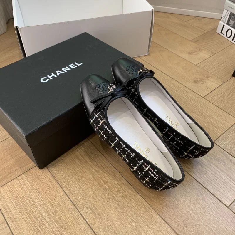 Bright Chanel Flat Shoes 19400