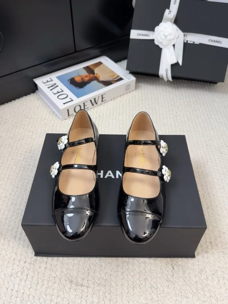 Chanel Flat Shoes Flexible 19320
