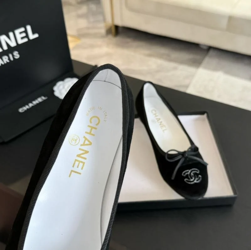 Seasonal Chanel Flat Shoes 18305