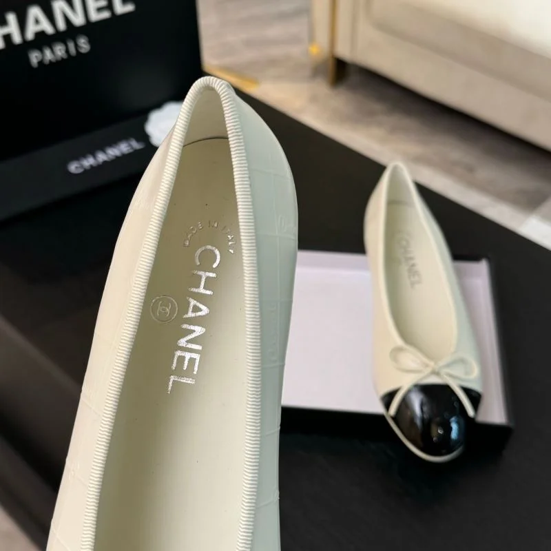 Stylish Chanel Flat Shoes 18290