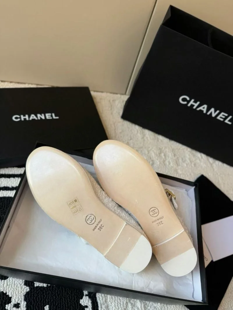 Versatile Chanel Flat Shoes 18224