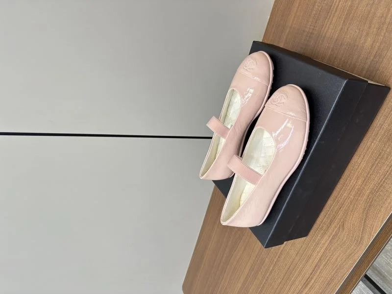 Versatile Chanel Flat Shoes 18206