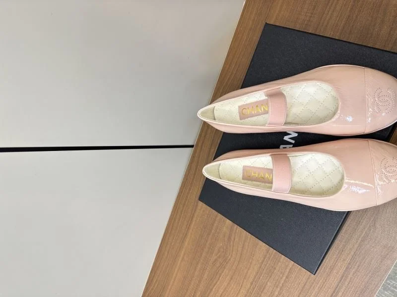 Versatile Chanel Flat Shoes 18206