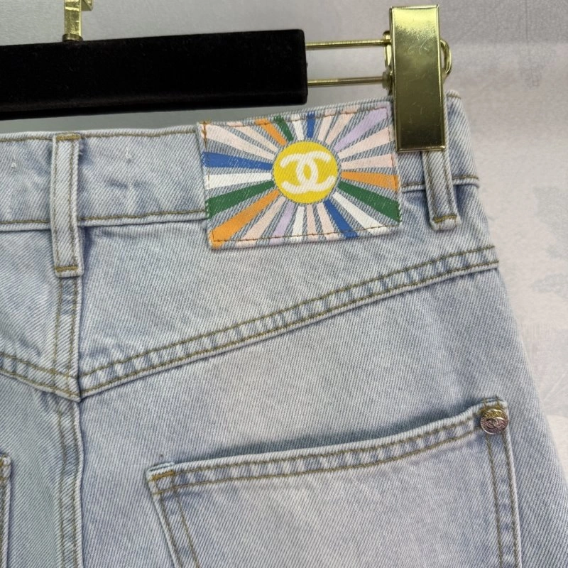 Trendsetting Chanel Jeans 108964