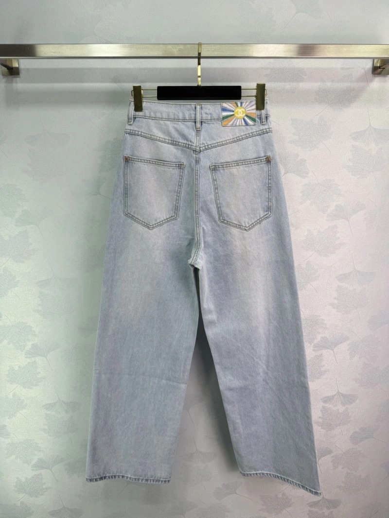 Trendsetting Chanel Jeans 108964