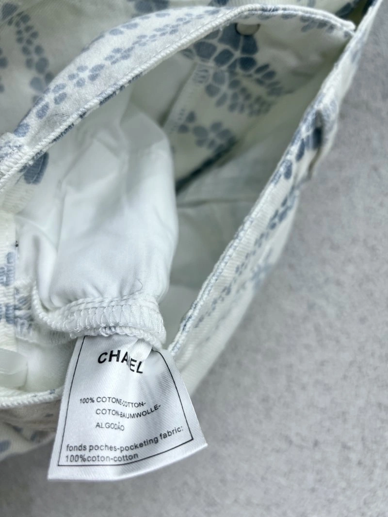 Lightweight Chanel Jeans 110645