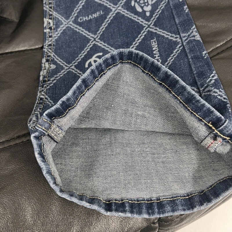 Lightweight Chanel Jeans 109861