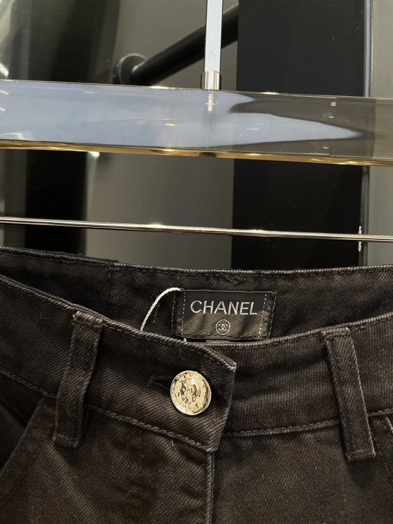 Snug Chanel Jeans 109823