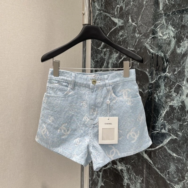 Trendsetting Chanel Jeans 109479