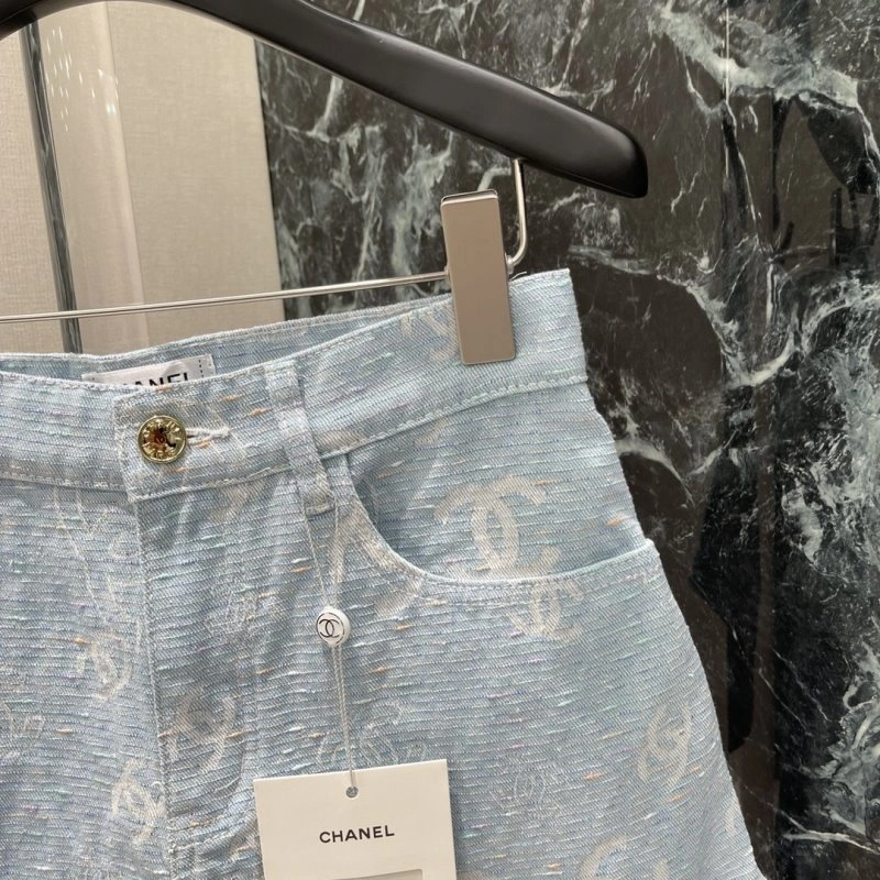 Trendsetting Chanel Jeans 109479