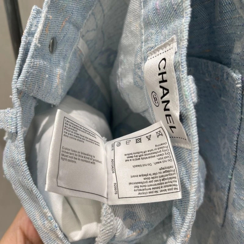 Trendsetting Chanel Jeans 109479