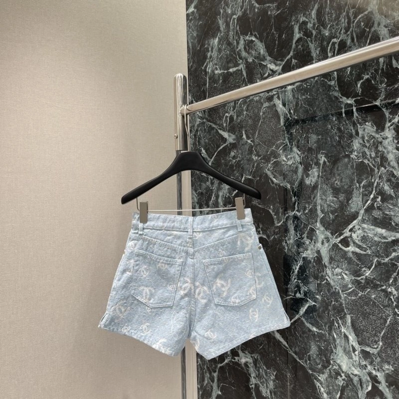 Trendsetting Chanel Jeans 109479
