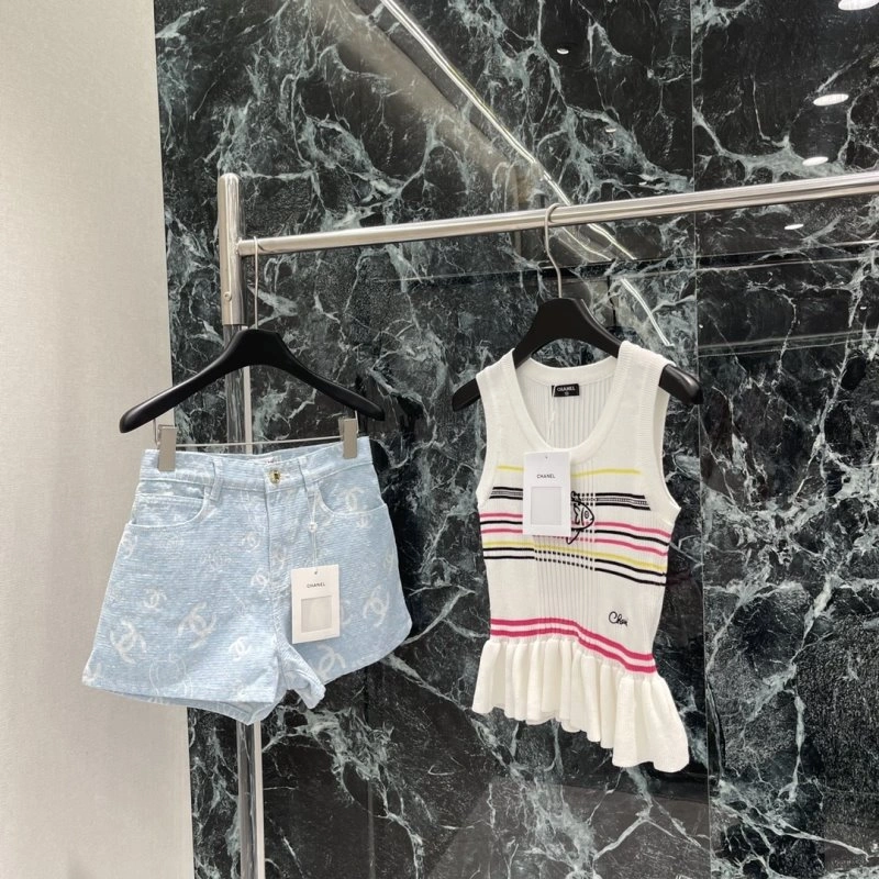 Trendsetting Chanel Jeans 109479