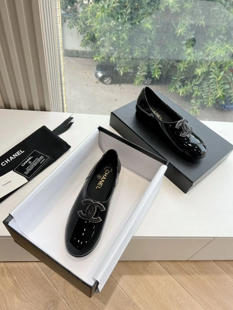 Chanel Low Shoes Durable 18470