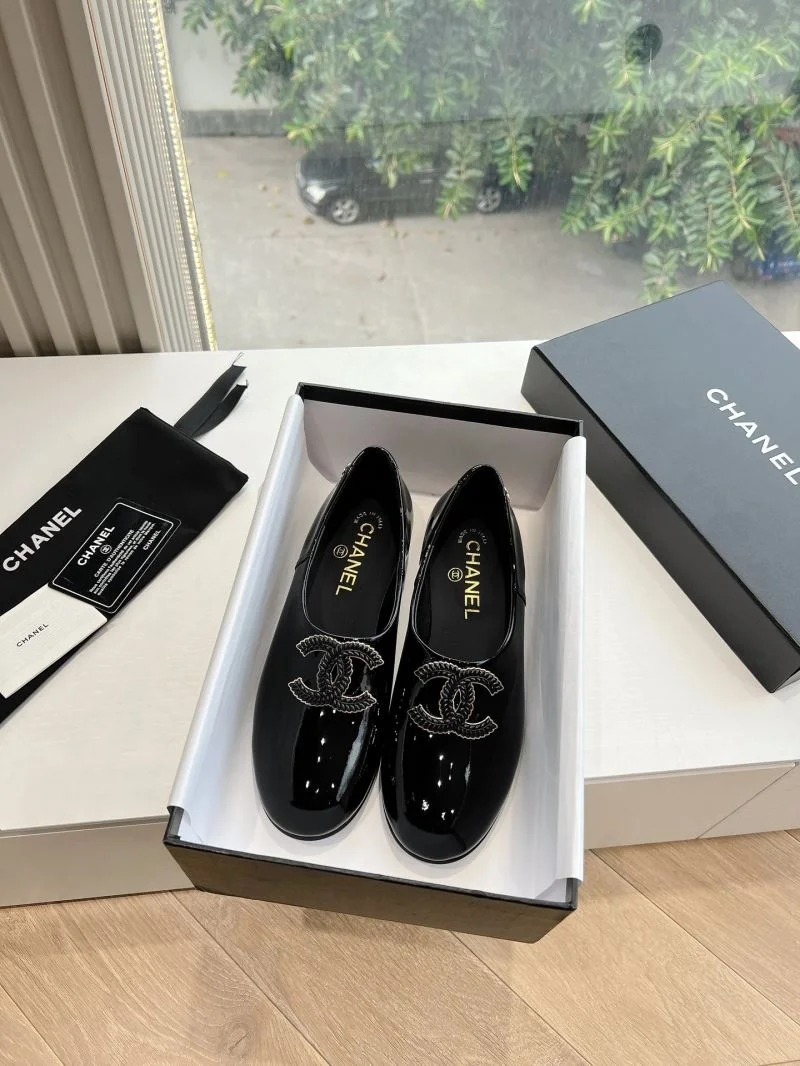 Chanel Low Shoes Durable 18470