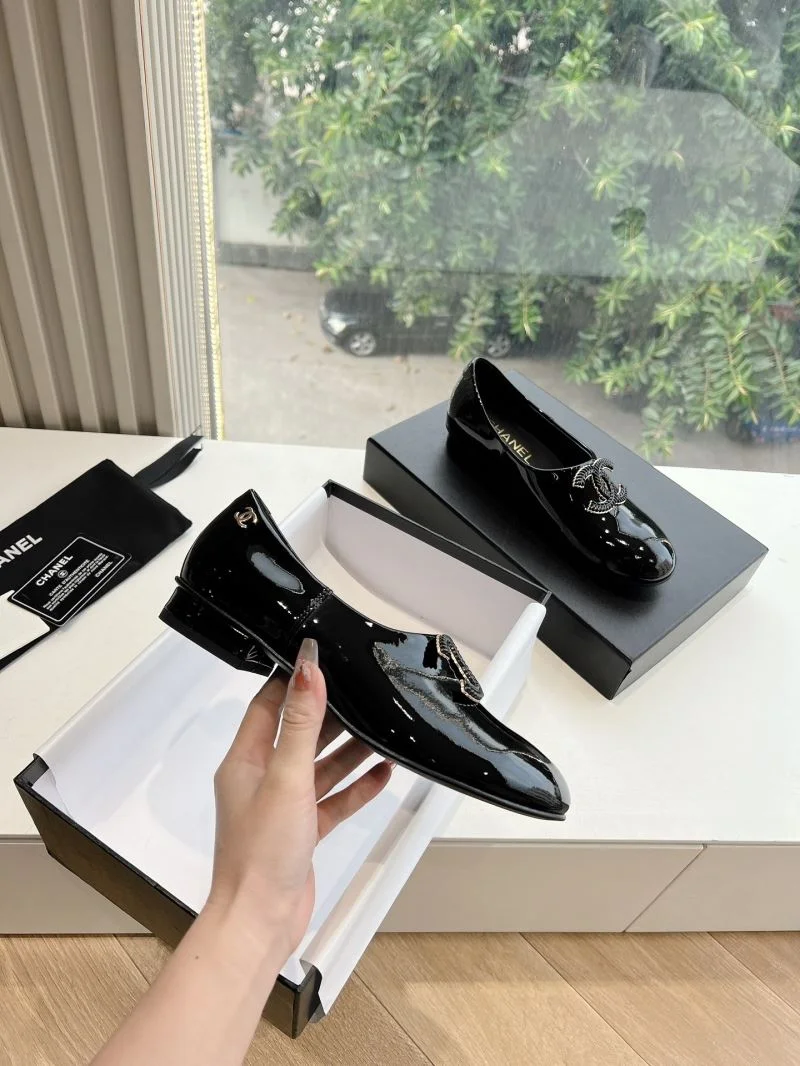 Chanel Low Shoes Durable 18470