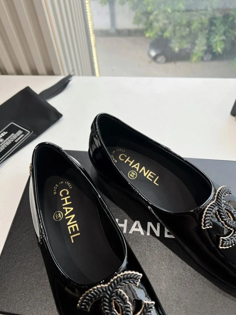 Chanel Low Shoes Durable 18470