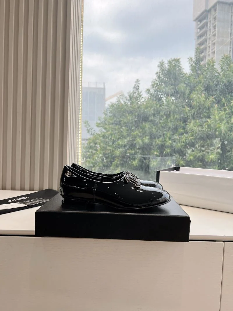 Chanel Low Shoes Durable 18470