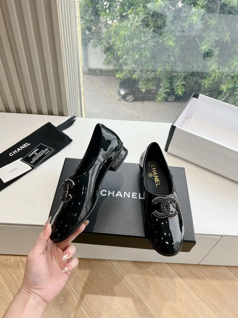 Chanel Low Shoes Durable 18470