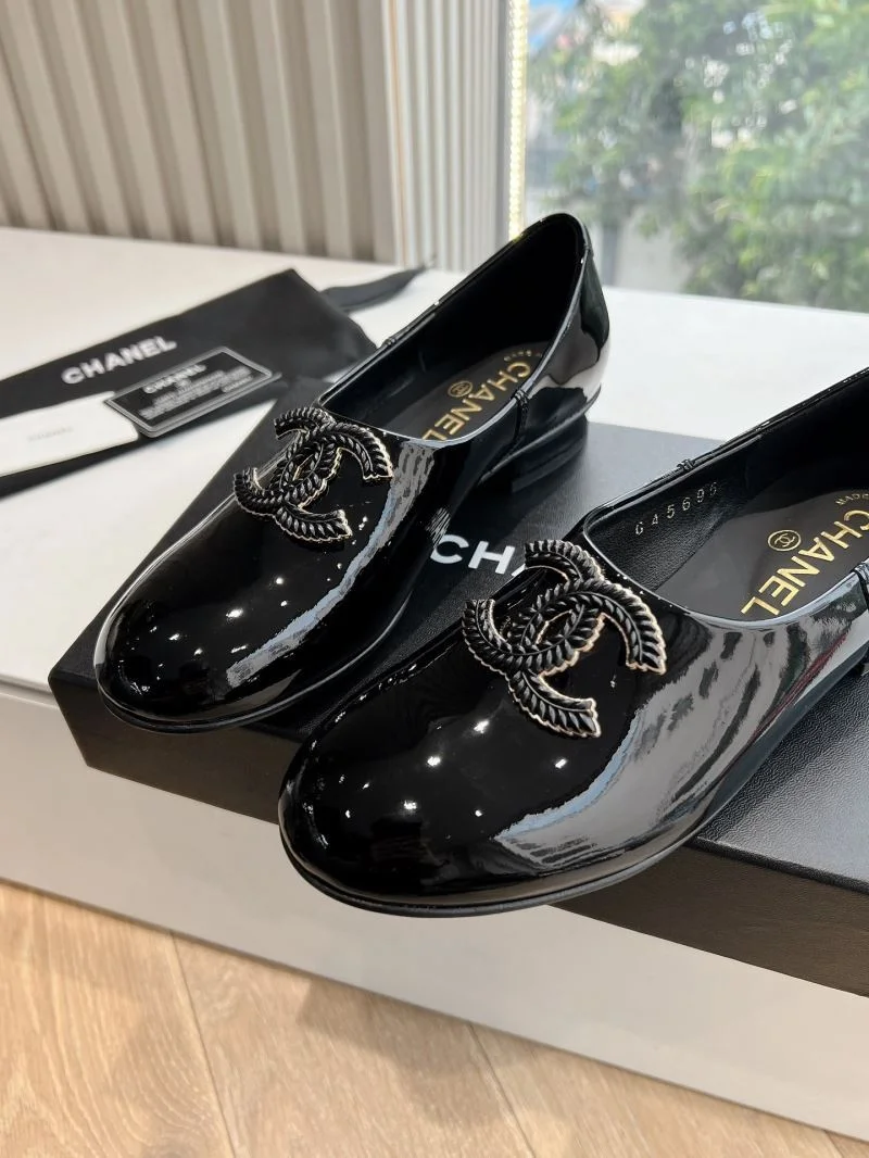 Chanel Low Shoes Durable 18470