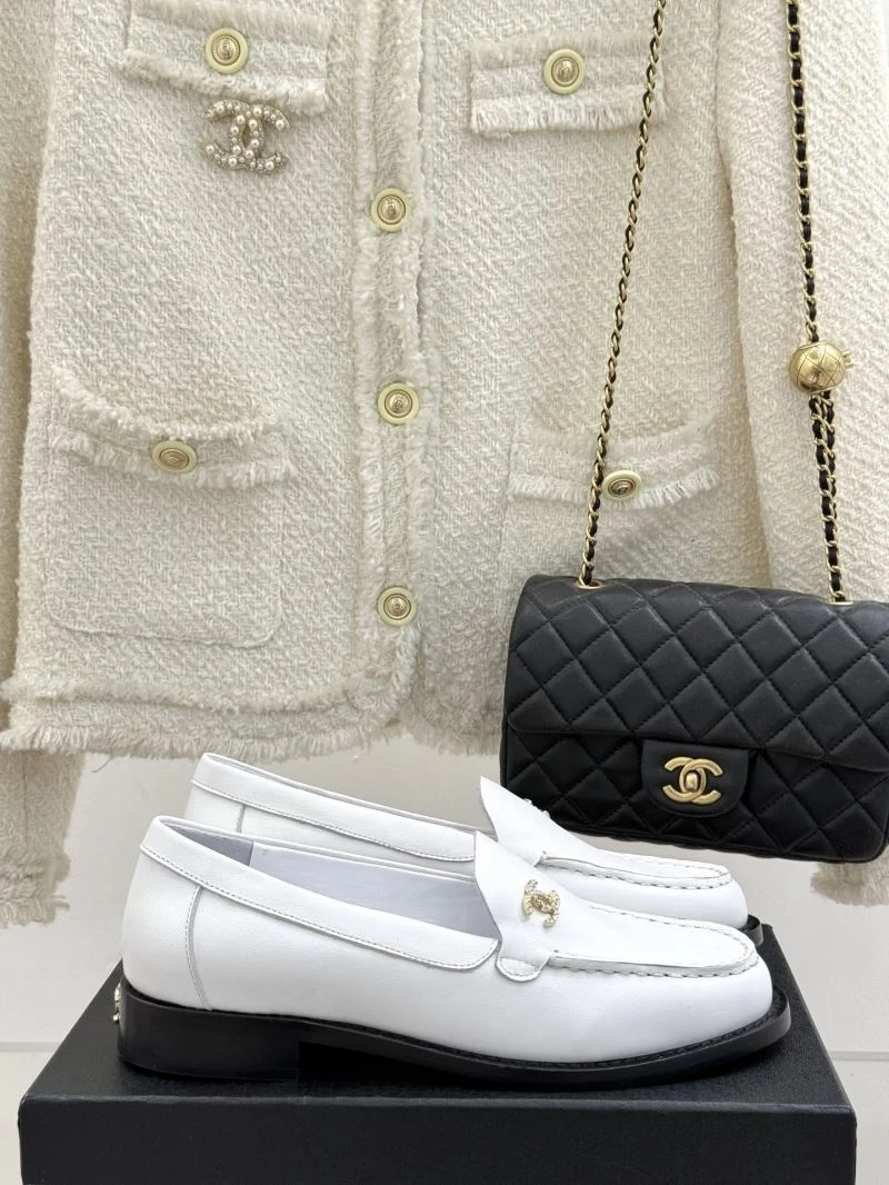 Trendsetting Chanel Low Shoes 20294