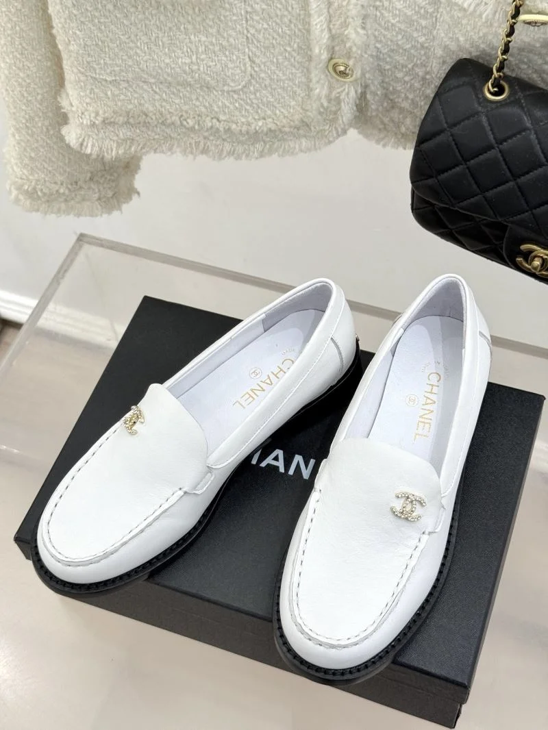 Trendsetting Chanel Low Shoes 20294
