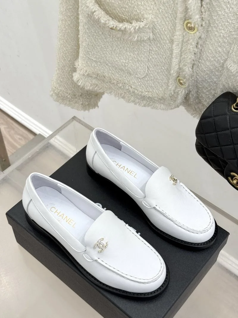 Trendsetting Chanel Low Shoes 20294