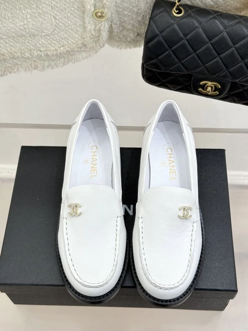 Trendsetting Chanel Low Shoes 20294