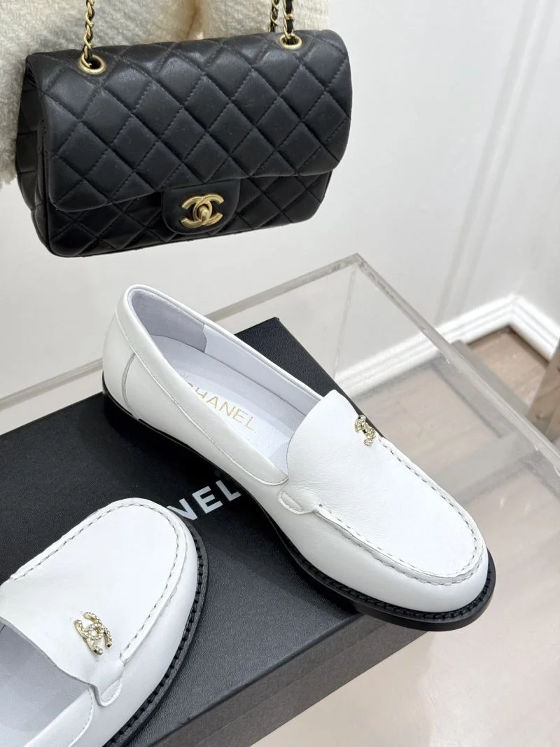 Trendsetting Chanel Low Shoes 20294