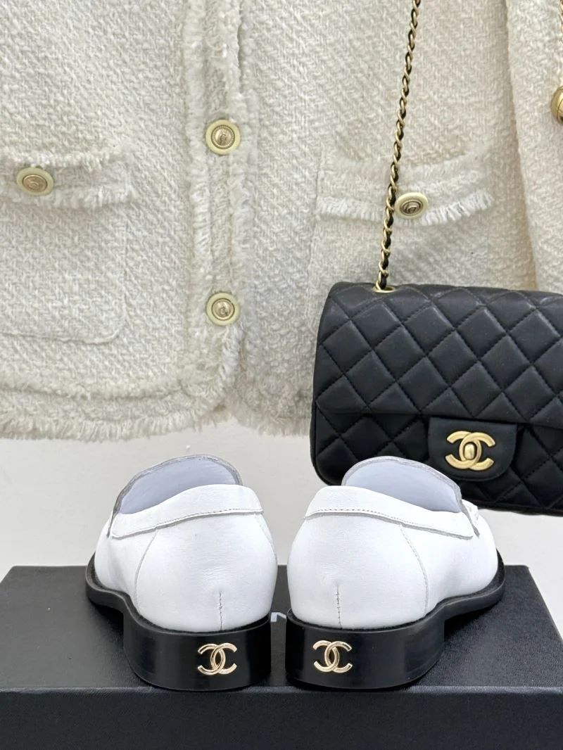 Trendsetting Chanel Low Shoes 20294