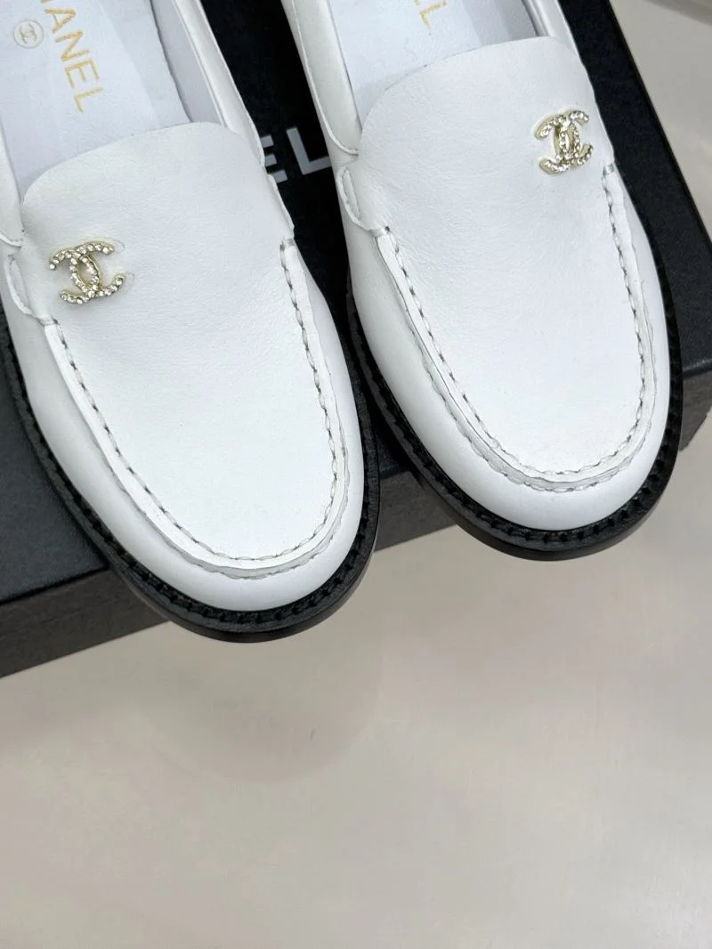 Trendsetting Chanel Low Shoes 20294