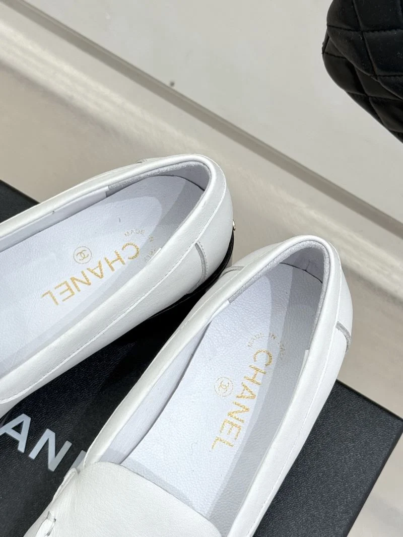 Trendsetting Chanel Low Shoes 20294