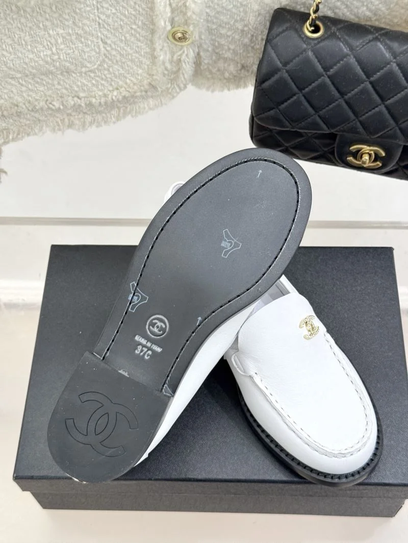 Trendsetting Chanel Low Shoes 20294