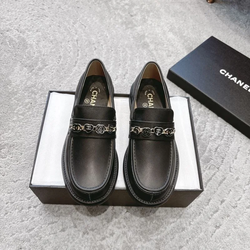 Trendsetting Chanel Low Shoes 20230
