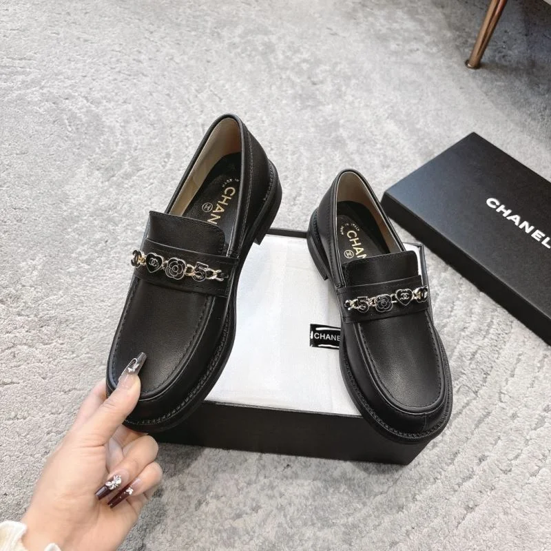 Trendsetting Chanel Low Shoes 20230