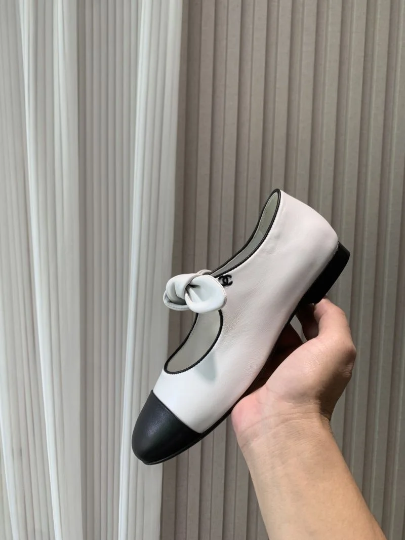 Chanel Low Shoes Elegant 19283