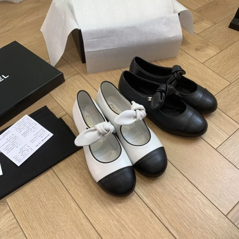 Chanel Low Shoes Elegant 19283