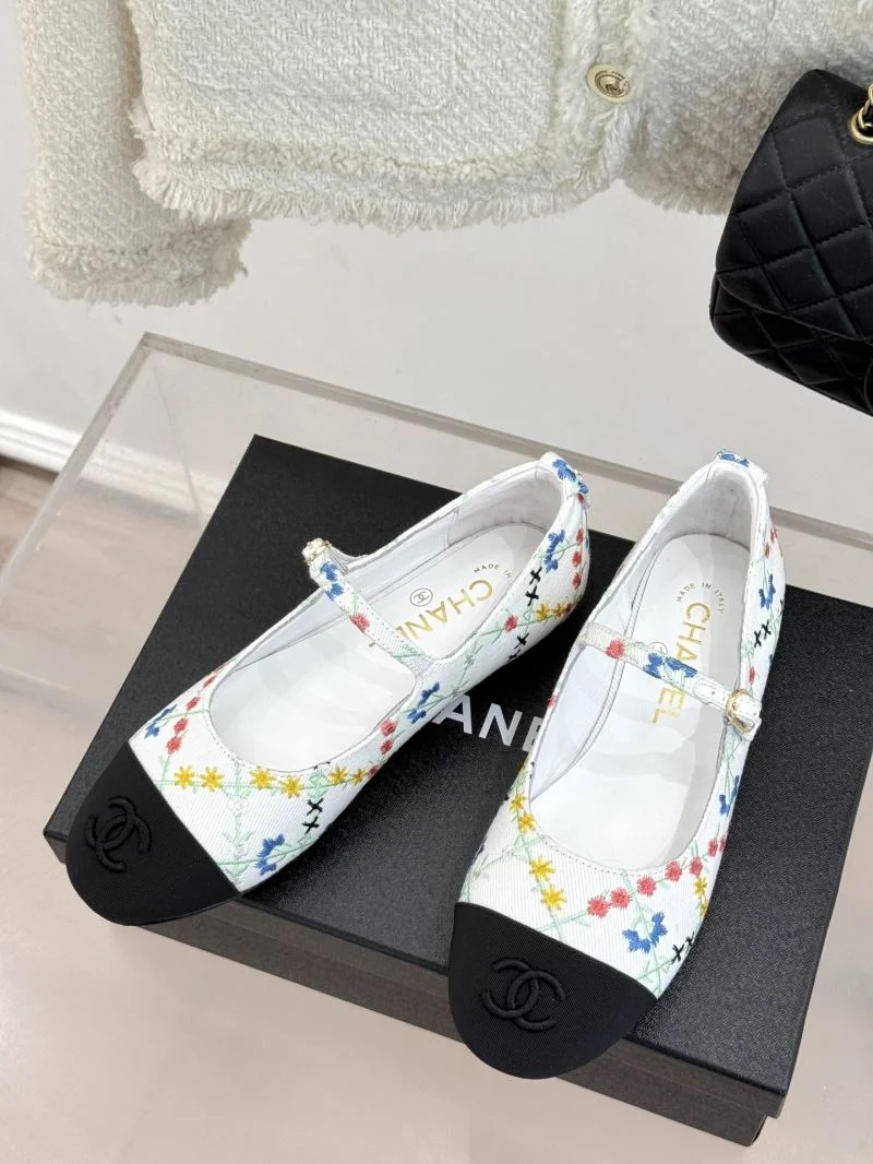 RelaxedFit Chanel Low Shoes 19268