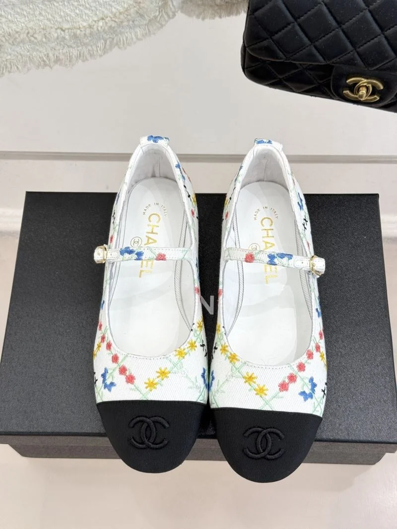 RelaxedFit Chanel Low Shoes 19268