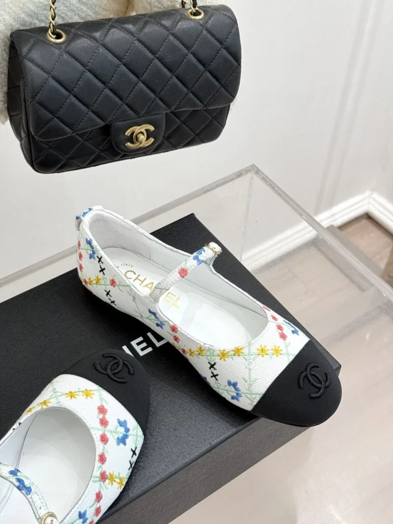 RelaxedFit Chanel Low Shoes 19268
