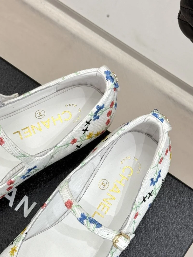 RelaxedFit Chanel Low Shoes 19268