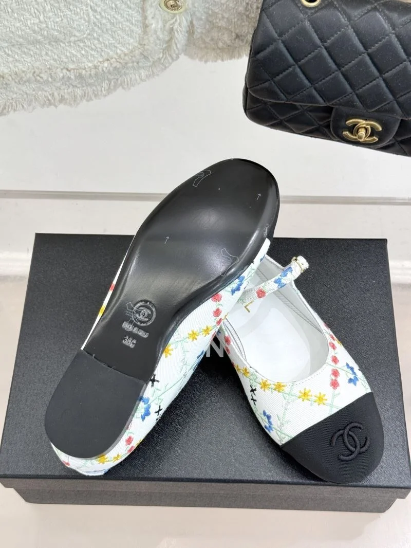 RelaxedFit Chanel Low Shoes 19268